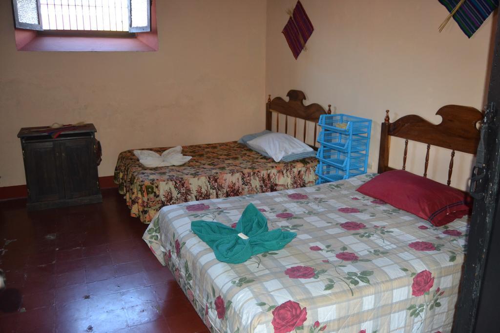 Hostal Morenos Antigua Bagian luar foto